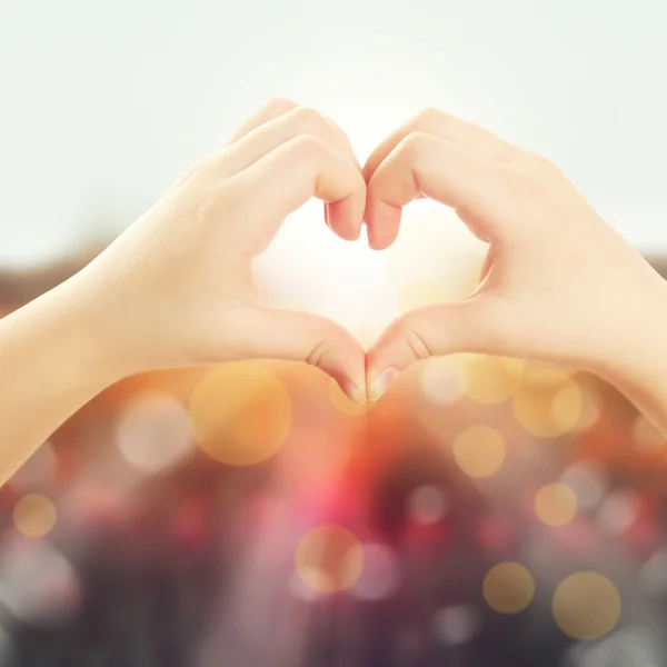 Manos en forma de corazón — Foto de Stock