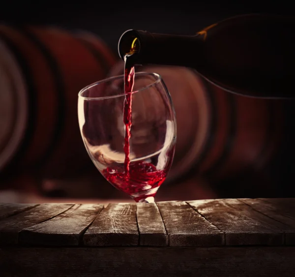 Barrels of wine and wooden desk — Stock Photo, Image