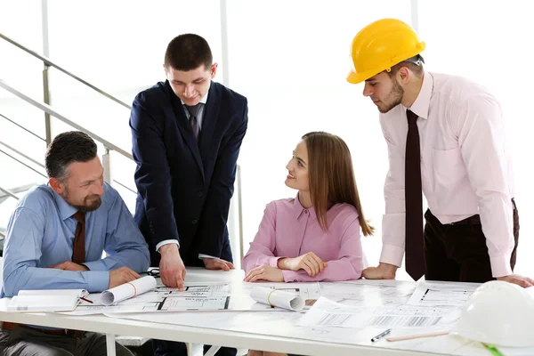 Jeunes Ingénieurs Travaillant Dans Bureau — Photo