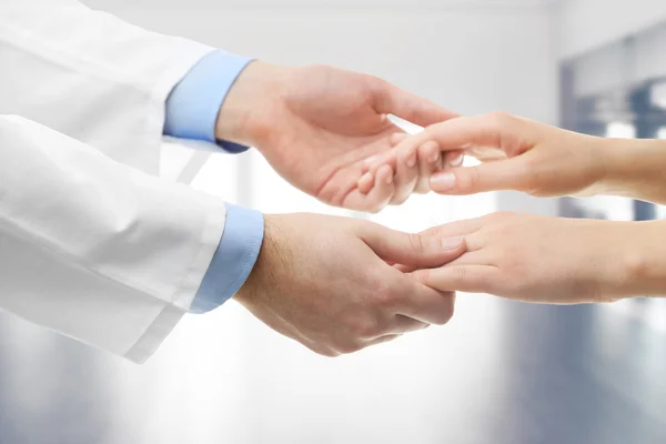 Médico segurando as mãos do paciente — Fotografia de Stock