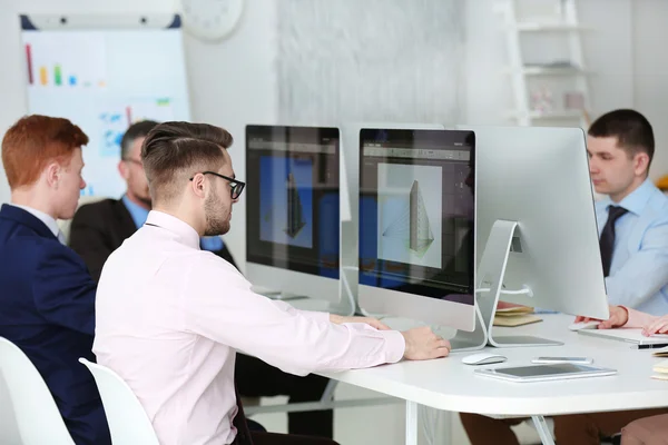 Jonge Ingenieurs Die Werkzaam Zijn Het Kantoor — Stockfoto