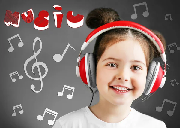 Маленькая девочка слушает музыку — стоковое фото