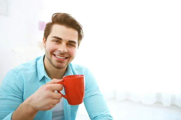 Man in blauw shirt — Stockfoto