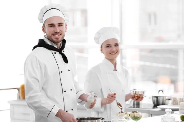 Male and female chefs working — Stock Photo, Image