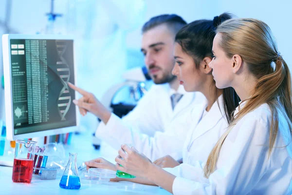 Tecnici medici che lavorano in laboratorio — Foto Stock