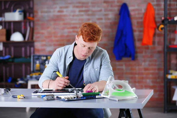 Mann arbeitet in Reparaturzentrum — Stockfoto