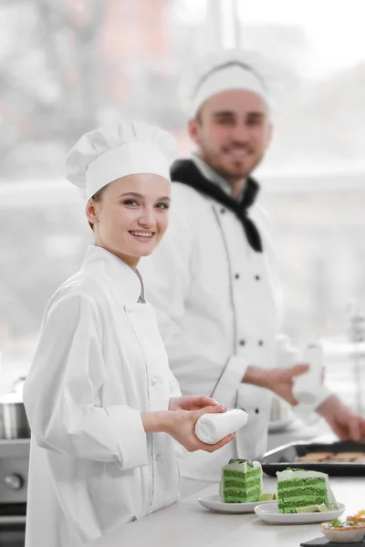 Chefs masculinos e femininos trabalhando — Fotografia de Stock