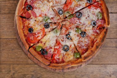 Ahşap masa üzerinde peynirli pizza  