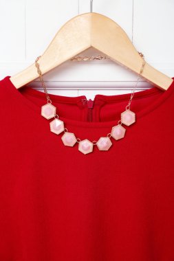 Kolye askısı duvar üzerinde