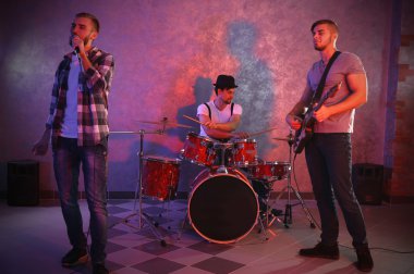 Müzik aletleri çalarken müzisyenler