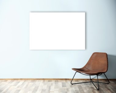 Rahat sandalye ve boş resim çerçevesi 