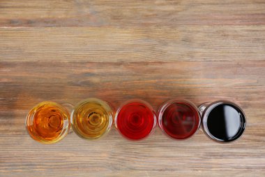 Farklı renkteki şaraplar ile gözlük