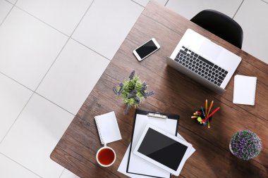 işyeri üst görünümü.