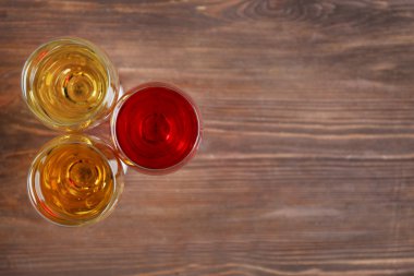 Farklı renkteki şaraplar ile gözlük