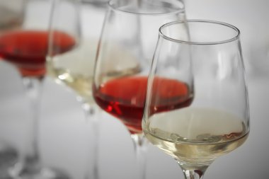 Kırmızı ve beyaz şarap bardakları