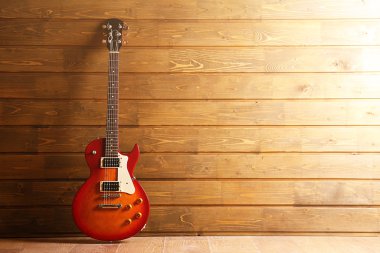 Tahta arka planda elektro gitar
