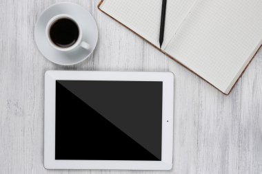 Dijital tablet fincan kahve ve defter ile 