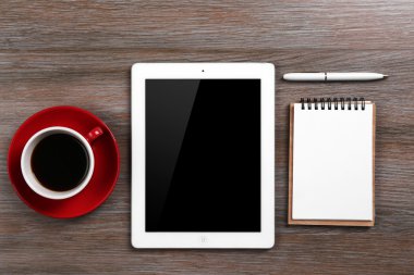 Fincan kahve ile tablet 