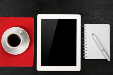 Dijital tablet fincan kahve ve defter ile 