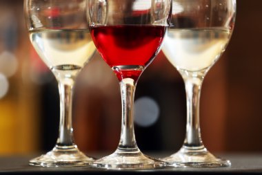 Bir kadeh kırmızı beyaz şarap.  