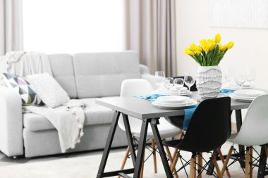 Yemek odasının içinde. 