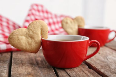 Tahta masada bir fincan kahve.