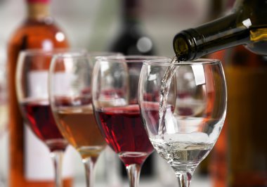 Beyaz gözlük içine dökme şarap