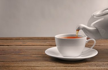 Tahta masada bir fincan çay.