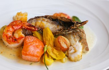 Deniz ürünleri yemek ahşap bir masa üzerinde.