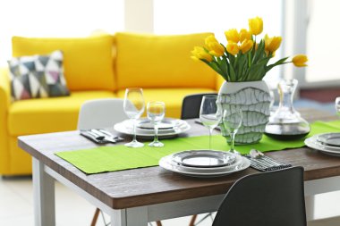 Yemek odasının içinde. 