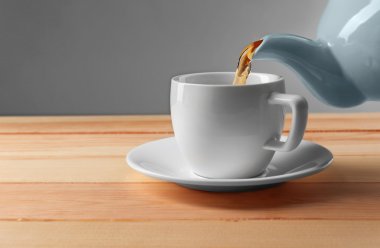 Tahta masada bir fincan çay.