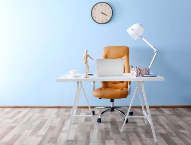 Dizüstü bilgisayarı olan modern işyeri