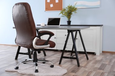 Dizüstü bilgisayarı olan modern işyeri