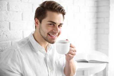 lezzetli kahve içme adam