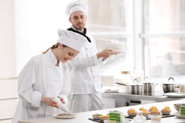 Erkek ve kadın şefler çalışma 