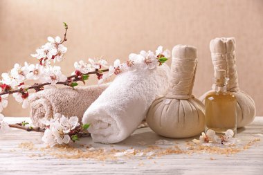 Çiçek açan dalları ile Spa kompozisyon 