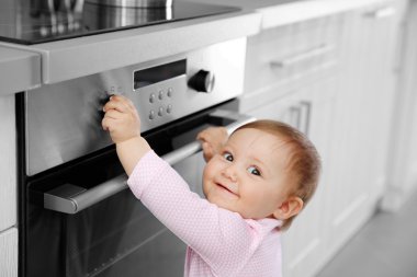 Elektrikli soba ile oynayan küçük çocuk