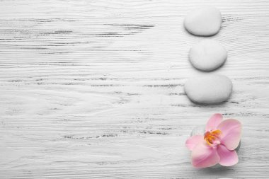 Spa taşları ve orkide çiçeği 