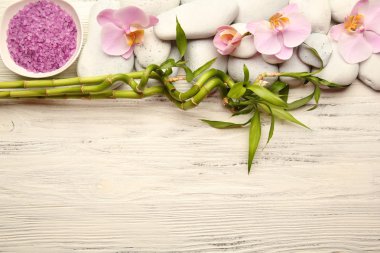 Spa taşlar ve orkide çiçekleri 