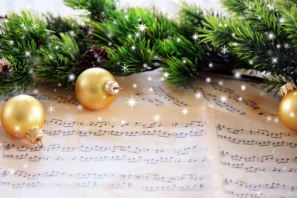 Müzik sayfalardaki Noel süsleri — Stok fotoğraf