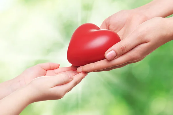 Moeder en kind handen — Stockfoto