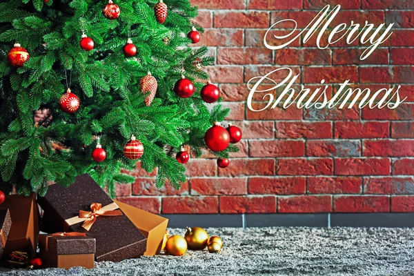 Weihnachtsbaum mit Geschenken im Zimmer — Stockfoto