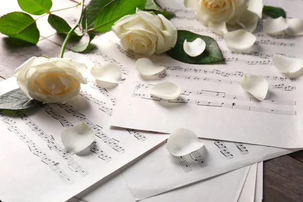 Lindas rosas em folhas de música — Fotografia de Stock