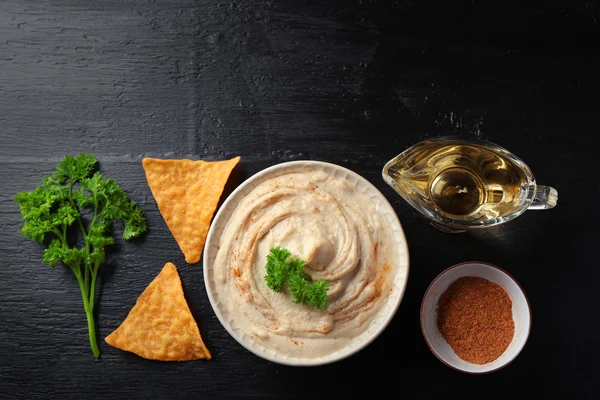 Ciotola di ceramica di hummus saporito — Foto Stock