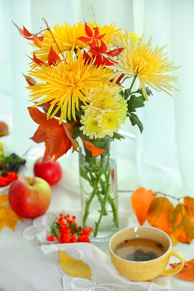 Boeket met chrysanten bloemen — Stockfoto