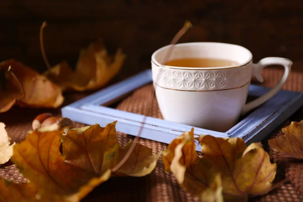 Tazza di tè con decorazioni autunnali — Foto Stock