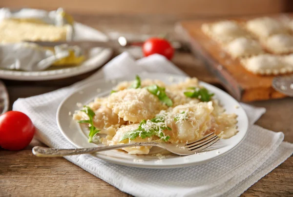 Ravioli och tomater på tallrik — Stockfoto