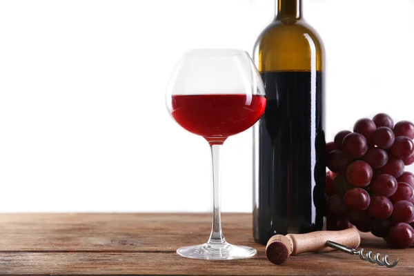 Vinho e uva na mesa de madeira — Fotografia de Stock