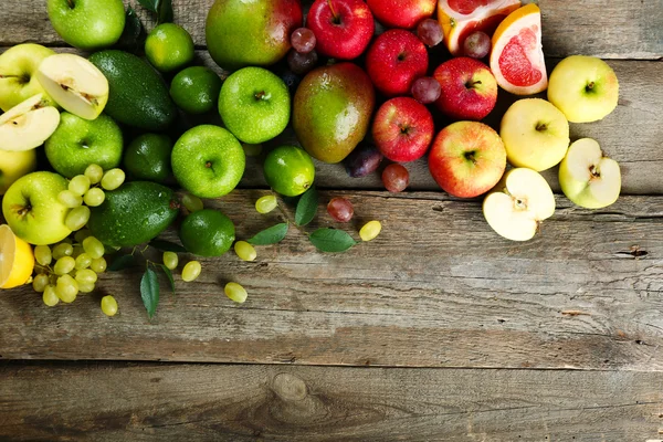 Kleurrijke rijpe vruchten — Stockfoto