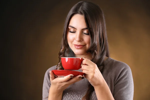 コーヒーのカップときれいな女性 — ストック写真